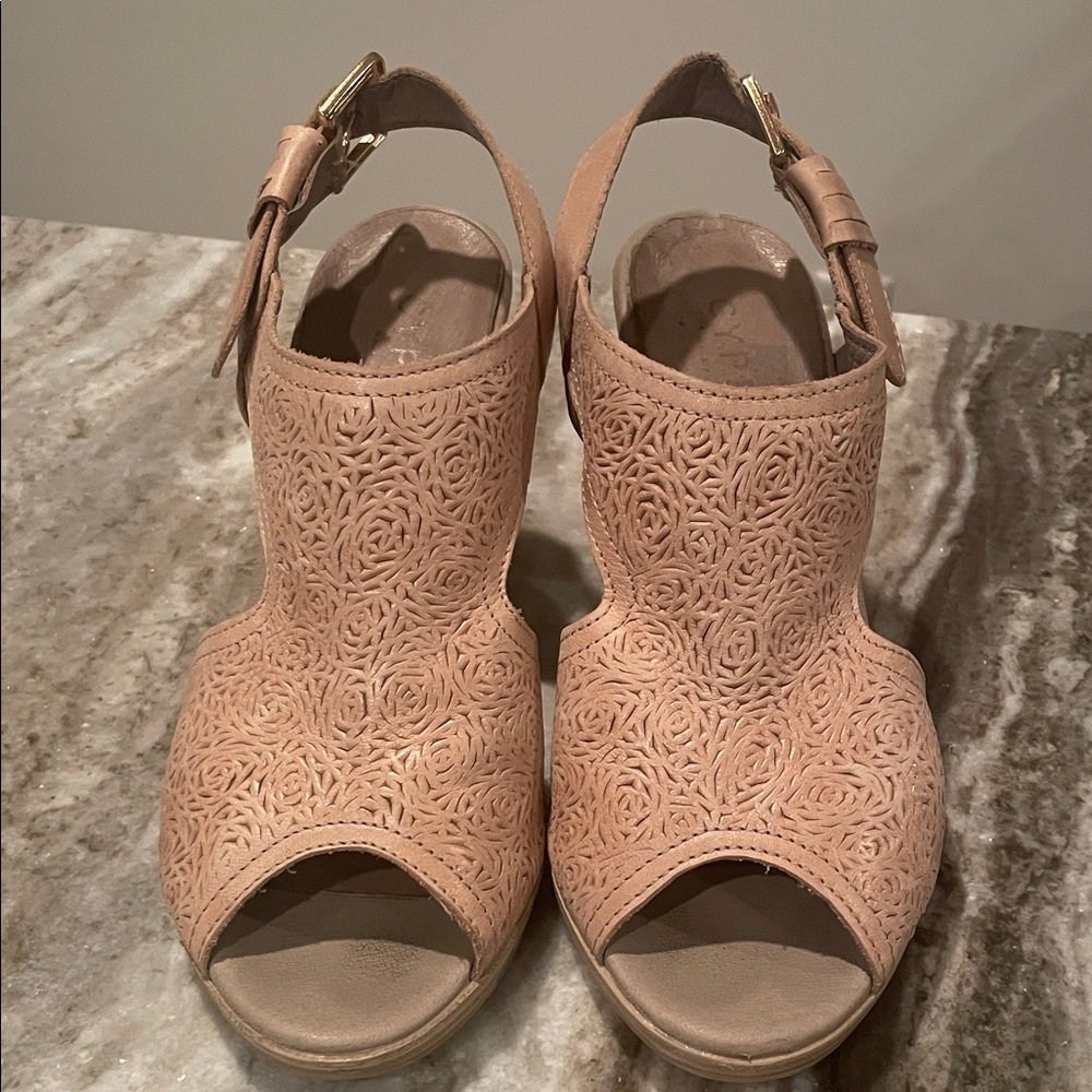 Chic Floral Cutout Wedge Sandals